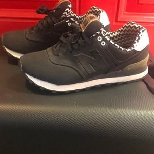 Women’s Black New Balance tennis shoes